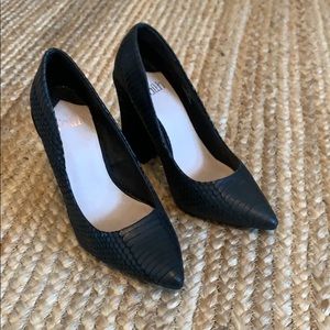 Snake print black heels NWOT